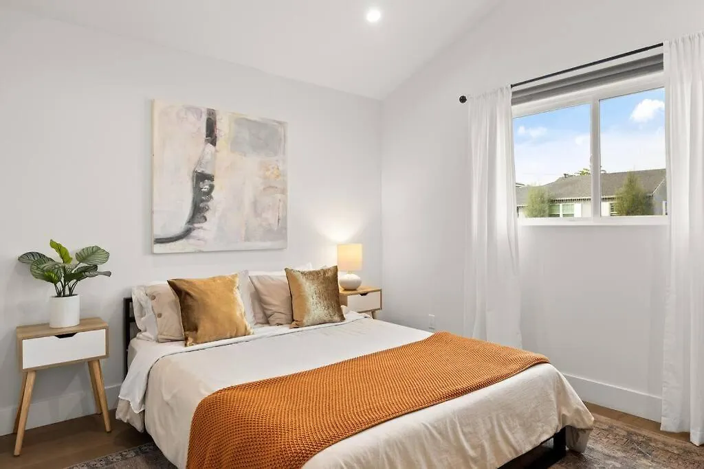 Holiday home Modern Spacious Romantic La Home Gated Yard Hottub Los Angeles