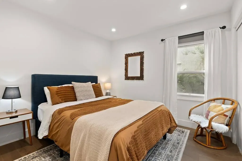 Modern Spacious Romantic La Home Gated Yard Hottub Los Angeles