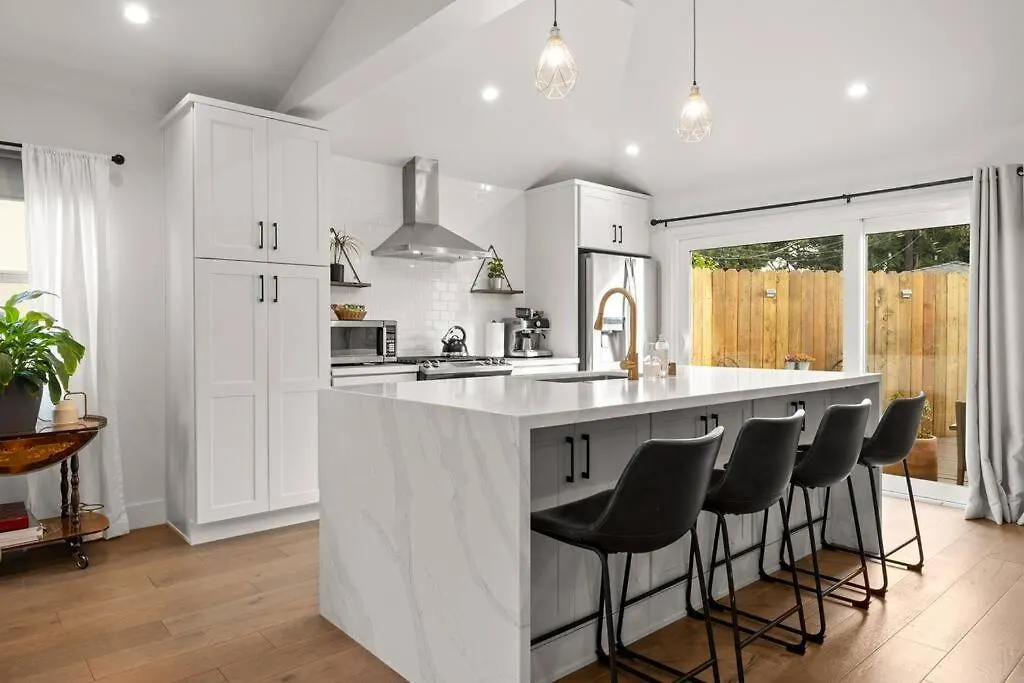 Modern Spacious Romantic La Home Gated Yard Hottub Los Angeles Holiday home
