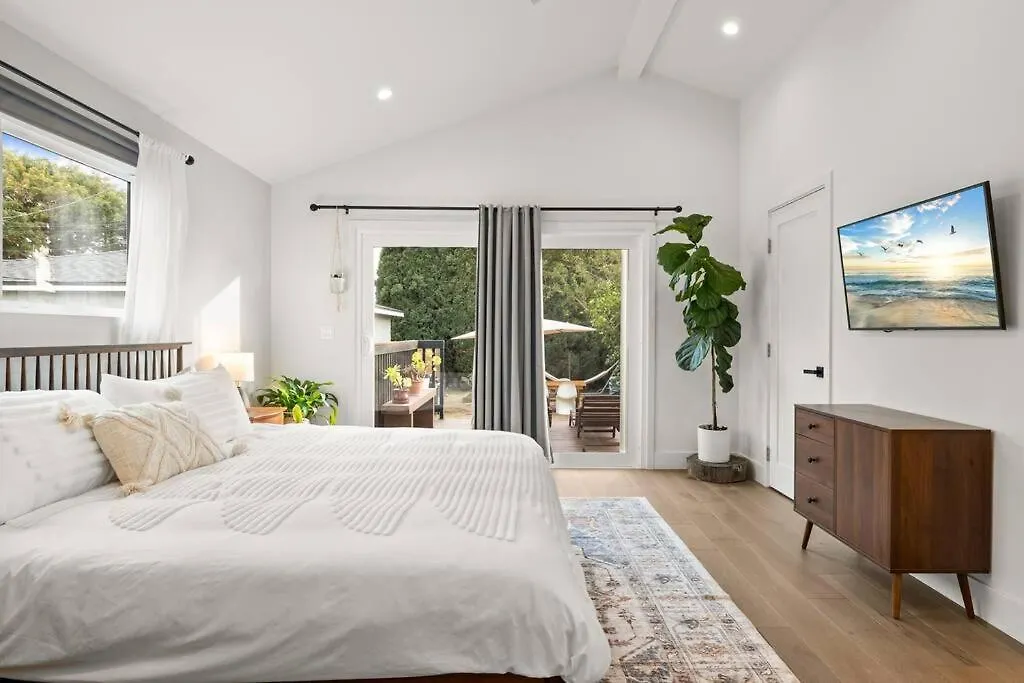 Modern Spacious Romantic La Home Gated Yard Hottub Los Angeles
